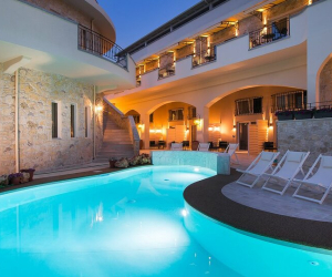 Neikos Mediterraneo Luxury Suites